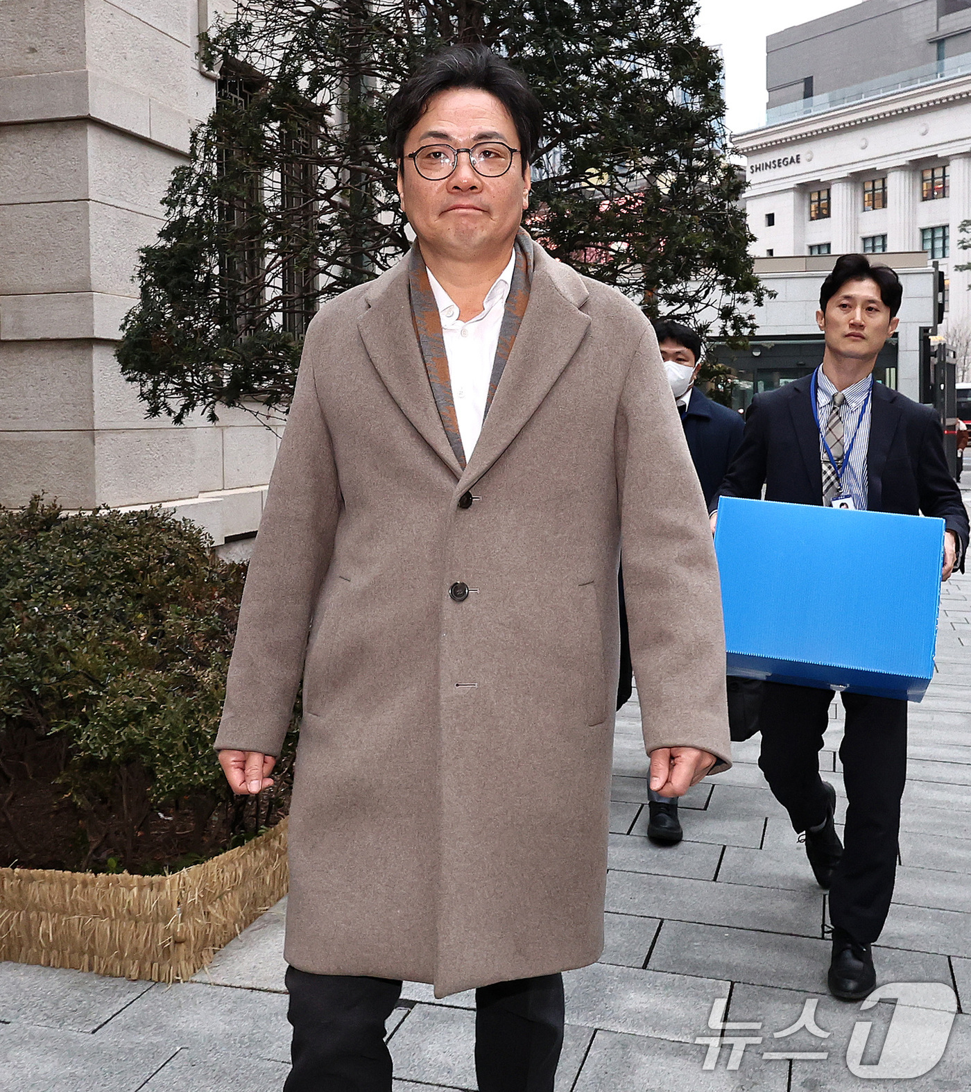 (서울=뉴스1) 구윤성 기자 = '관봉권 띠지 폐기 의혹'을 수사중인 안권섭 상설특별검사팀의 김기욱 특검보가 19일 오전 수색·검증 영장을 집행하기 위해 서울 중구 한국은행 발권국 …