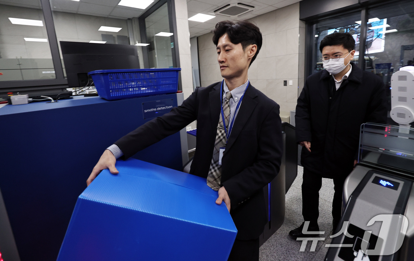 (서울=뉴스1) 구윤성 기자 = '관봉권 띠지 폐기 의혹'을 수사중인 안권섭 상설특별검사팀이 19일 오전 수색·검증 영장을 집행하기 위해 서울 중구 한국은행 발권국으로 향하고 있다 …