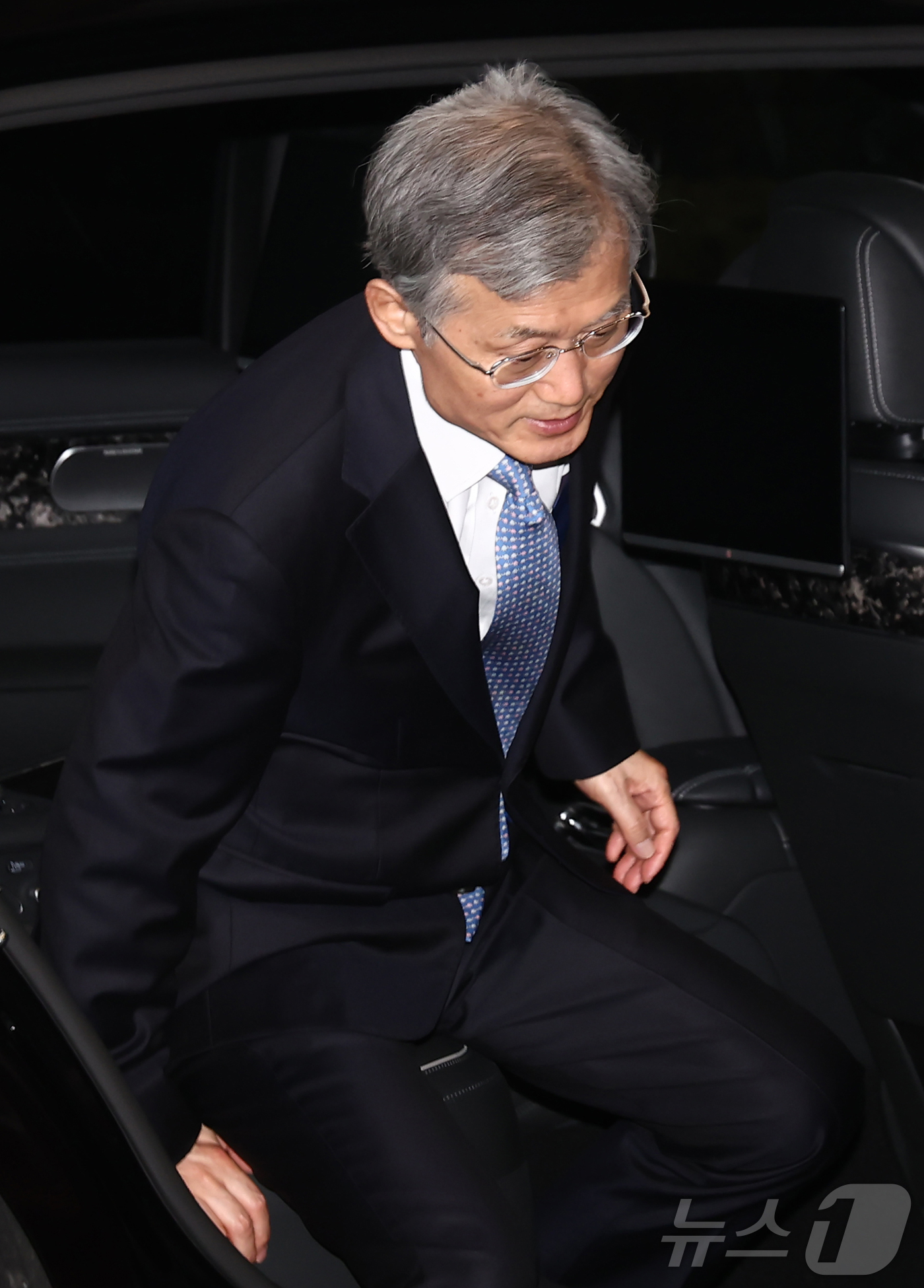 (서울=뉴스1) 김민지 기자 = 조희대 대법원장이 19일 오전 서울 서초구 대법원으로 출근하고 있다.한편 대법원은 전날 대법관 행정회의를 열고 12·3 비상계엄 및 내란 관련 의혹 …