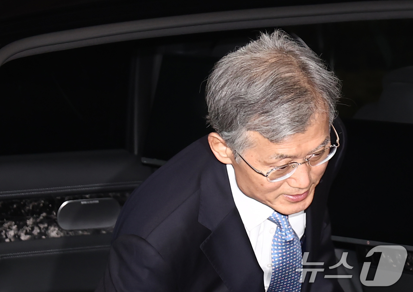 (서울=뉴스1) 김민지 기자 = 조희대 대법원장이 19일 오전 서울 서초구 대법원으로 출근하고 있다.한편 대법원은 전날 대법관 행정회의를 열고 12·3 비상계엄 및 내란 관련 의혹 …