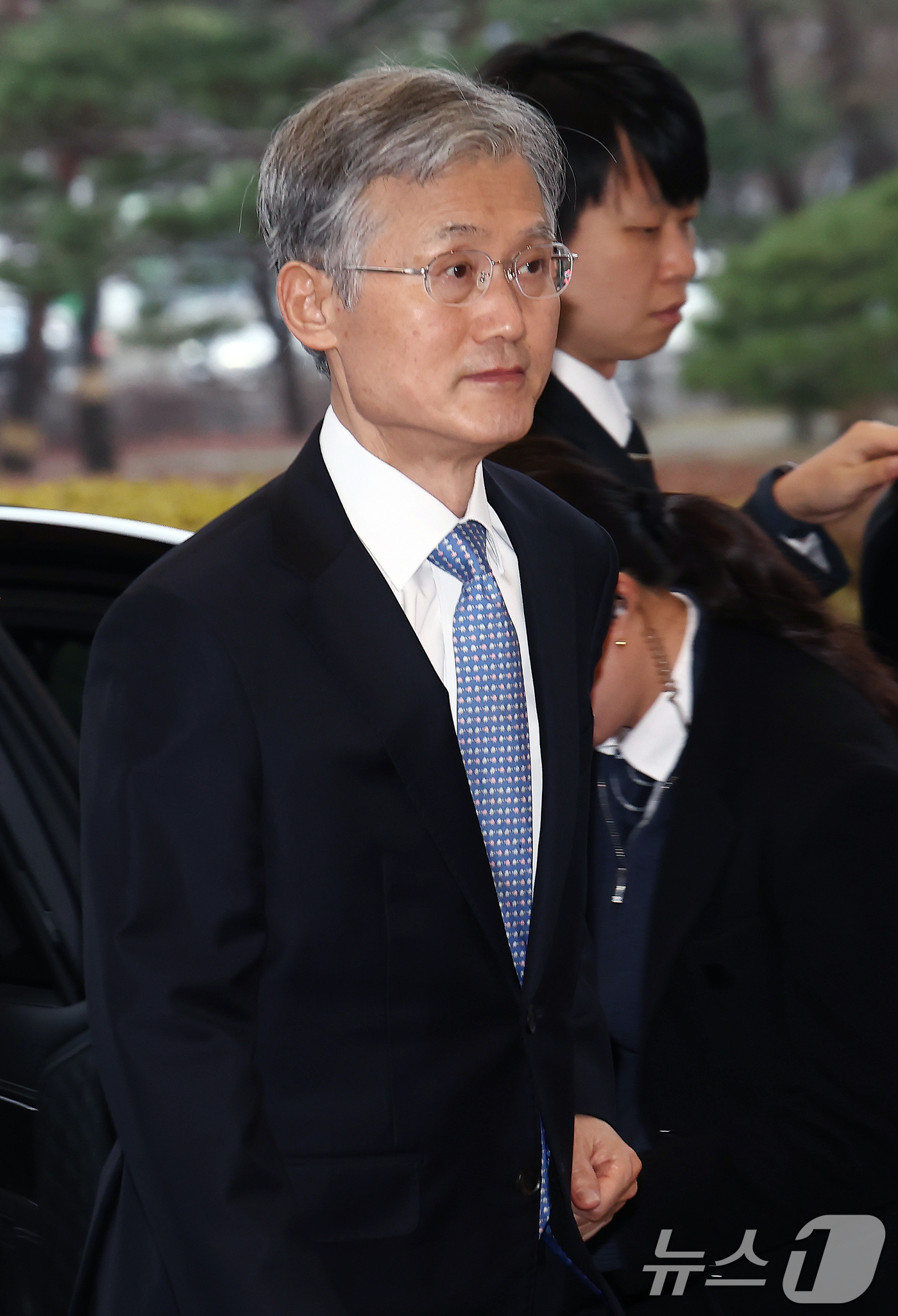 (서울=뉴스1) 김민지 기자 = 조희대 대법원장이 19일 오전 서울 서초구 대법원으로 출근하고 있다.한편 대법원은 전날 대법관 행정회의를 열고 12·3 비상계엄 및 내란 관련 의혹 …