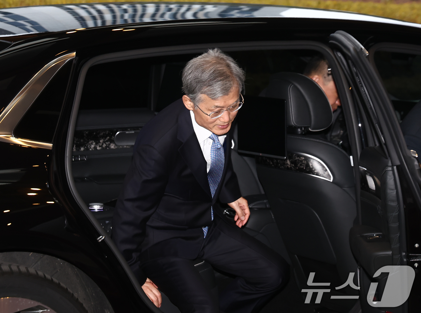 (서울=뉴스1) 김민지 기자 = 조희대 대법원장이 19일 오전 서울 서초구 대법원으로 출근하고 있다.한편 대법원은 전날 대법관 행정회의를 열고 12·3 비상계엄 및 내란 관련 의혹 …