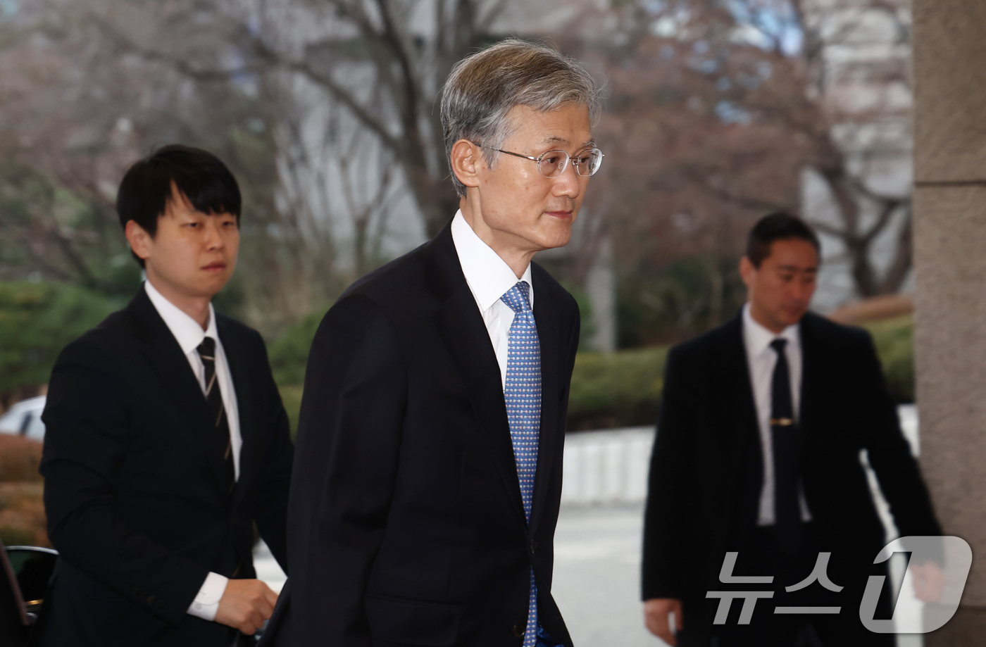 (서울=뉴스1) 김민지 기자 = 조희대 대법원장이 19일 오전 서울 서초구 대법원으로 출근하고 있다.한편 대법원은 전날 대법관 행정회의를 열고 12·3 비상계엄 및 내란 관련 의혹 …