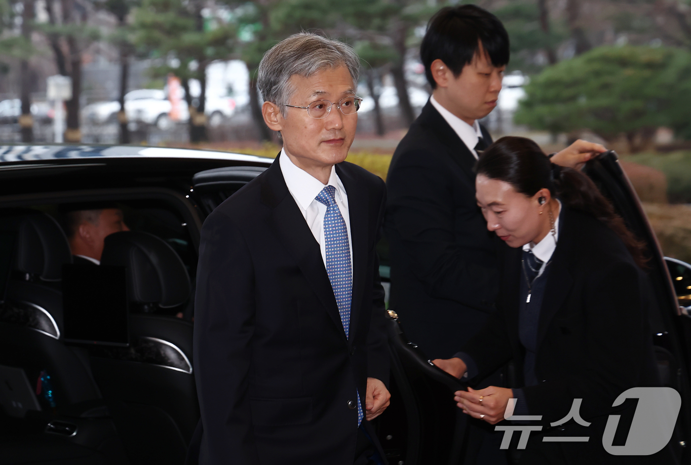 (서울=뉴스1) 김민지 기자 = 조희대 대법원장이 19일 오전 서울 서초구 대법원으로 출근하고 있다.한편 대법원은 전날 대법관 행정회의를 열고 12·3 비상계엄 및 내란 관련 의혹 …