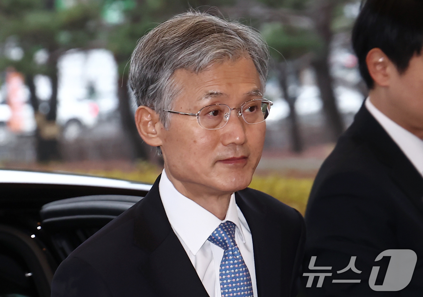 (서울=뉴스1) 김민지 기자 = 조희대 대법원장이 19일 오전 서울 서초구 대법원으로 출근하고 있다.한편 대법원은 전날 대법관 행정회의를 열고 12·3 비상계엄 및 내란 관련 의혹 …