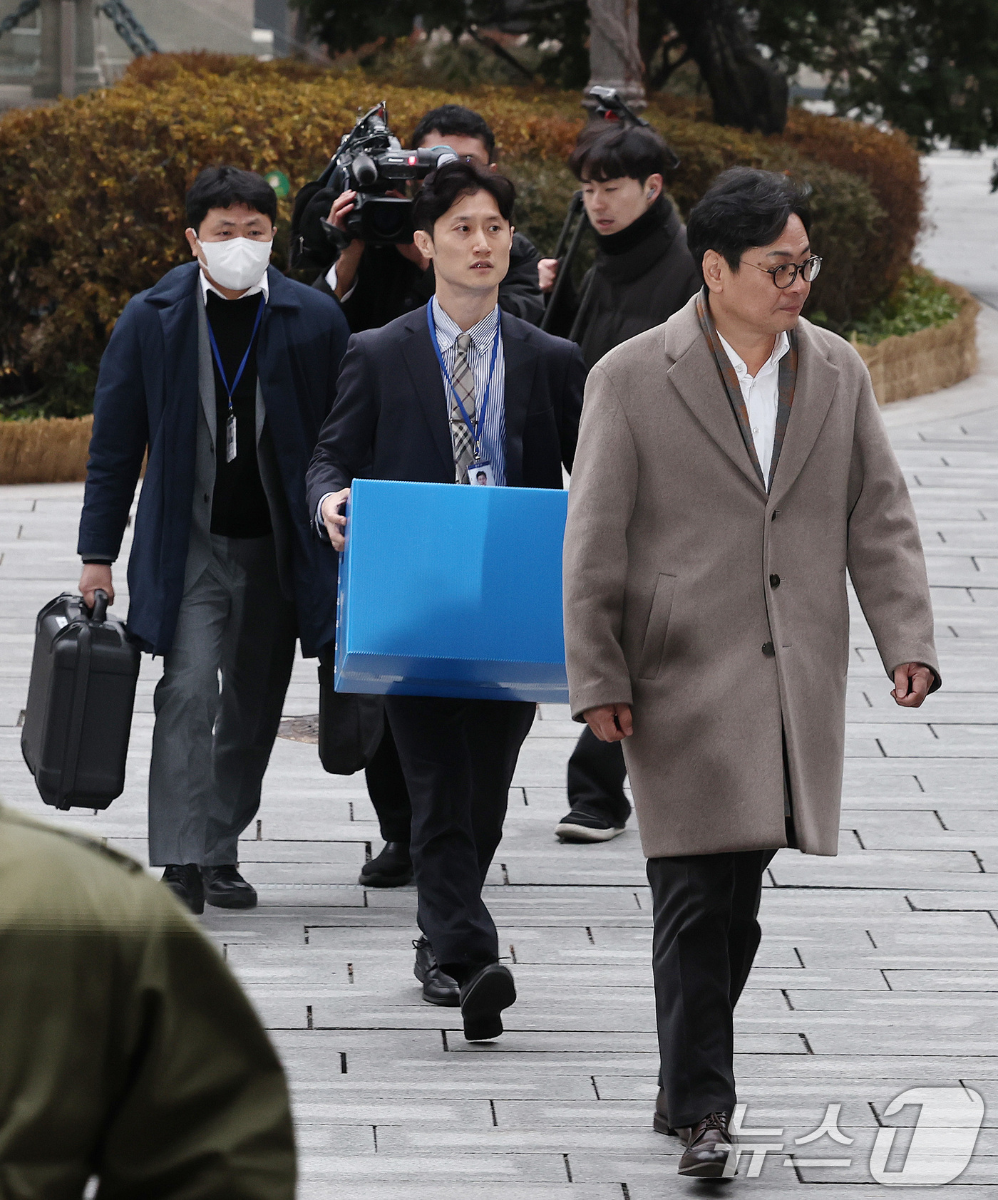 (서울=뉴스1) 구윤성 기자 = '관봉권 띠지 폐기 의혹'을 수사중인 안권섭 상설특별검사팀이 19일 오전 수색·검증 영장을 집행하기 위해 서울 중구 한국은행 발권국으로 향하고 있다 …