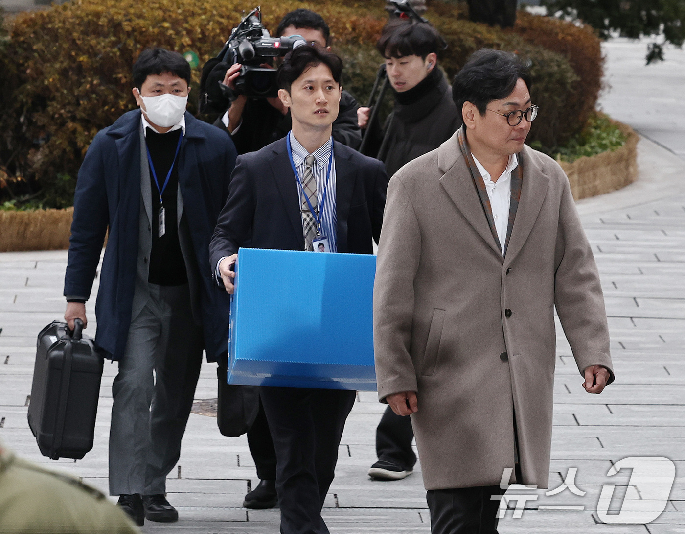 (서울=뉴스1) 구윤성 기자 = '관봉권 띠지 폐기 의혹'을 수사중인 안권섭 상설특별검사팀이 19일 오전 수색·검증 영장을 집행하기 위해 서울 중구 한국은행 발권국으로 향하고 있다 …