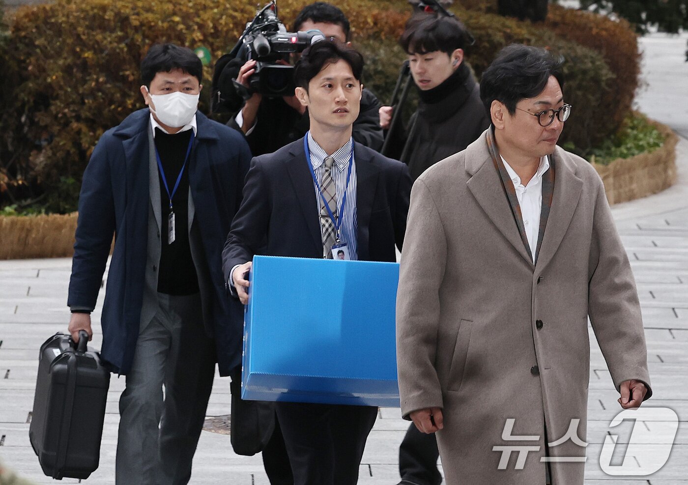 본문 이미지 - '관봉권 띠지 폐기 의혹'을 수사중인 안권섭 상설특별검사팀이 19일 오전 수색·검증 영장을 집행하기 위해 서울 중구 한국은행 발권국으로 향하고 있다. 2025.12.19/뉴스1 ⓒ News1 구윤성 기자