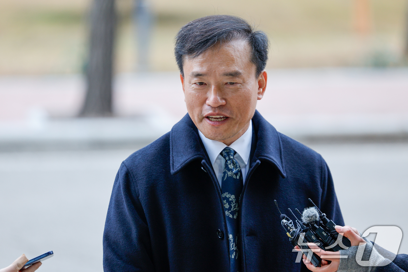 (과천=뉴스1) 안은나 기자 = 김종철 초대 방송미디어통신위원회 위원장이 19일 오전 정부과천청사 방미통위에서 첫 출근을 하며 취재진 질의에 답하고 있다. 2025.12.19/뉴스 …