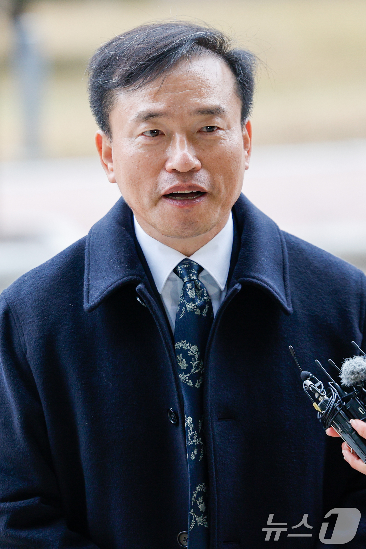 (과천=뉴스1) 안은나 기자 = 김종철 초대 방송미디어통신위원회 위원장이 19일 오전 정부과천청사 방미통위에서 첫 출근을 하며 취재진 질의에 답하고 있다. 2025.12.19/뉴스 …