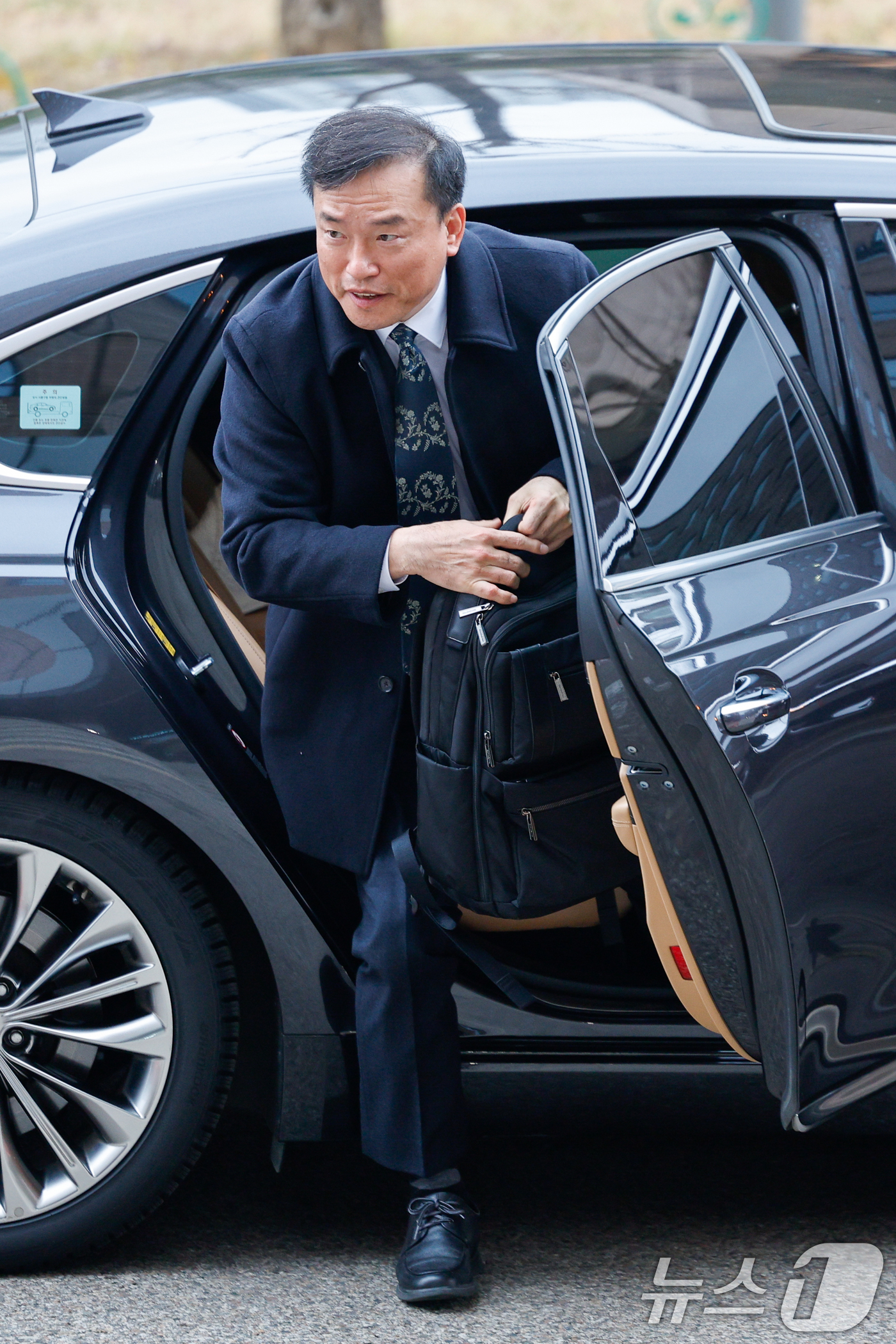 (과천=뉴스1) 안은나 기자 = 김종철 초대 방송미디어통신위원회 위원장이 19일 오전 정부과천청사 방미통위에서 첫 출근을 하고 있다. 2025.12.19/뉴스1