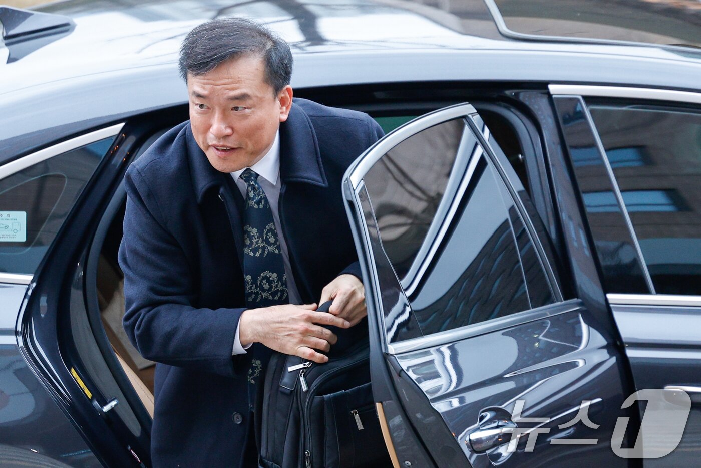 본문 이미지 - 김종철 초대 방송미디어통신위원회 위원장이 19일 오전 정부과천청사 방미통위에서 첫 출근을 하고 있다. 2025.12.19/뉴스1 ⓒ News1 안은나 기자