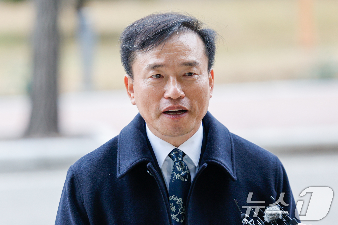 (과천=뉴스1) 안은나 기자 = 김종철 초대 방송미디어통신위원회 위원장이 19일 오전 정부과천청사 방미통위에서 첫 출근을 하며 취재진 질의에 답하고 있다. 2025.12.19/뉴스 …