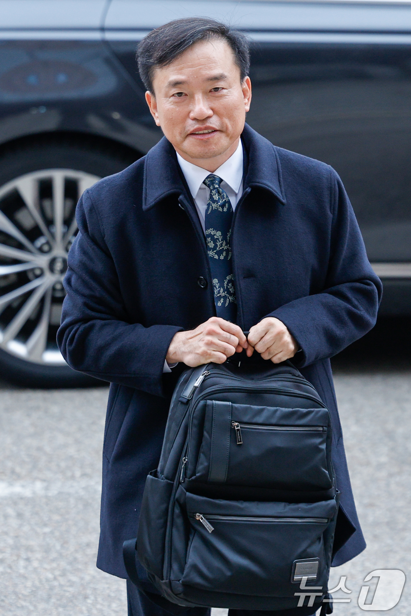 (과천=뉴스1) 안은나 기자 = 김종철 초대 방송미디어통신위원회 위원장이 19일 오전 정부과천청사 방미통위에서 첫 출근을 하고 있다. 2025.12.19/뉴스1