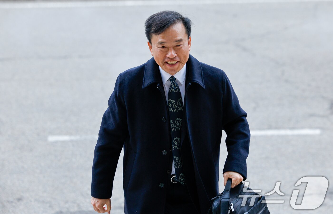 본문 이미지 - 김종철 초대 방송미디어통신위원회 위원장이 19일 오전 정부과천청사 방미통위에서 첫 출근을 하고 있다. 2025.12.19/뉴스1 ⓒ News1 안은나 기자