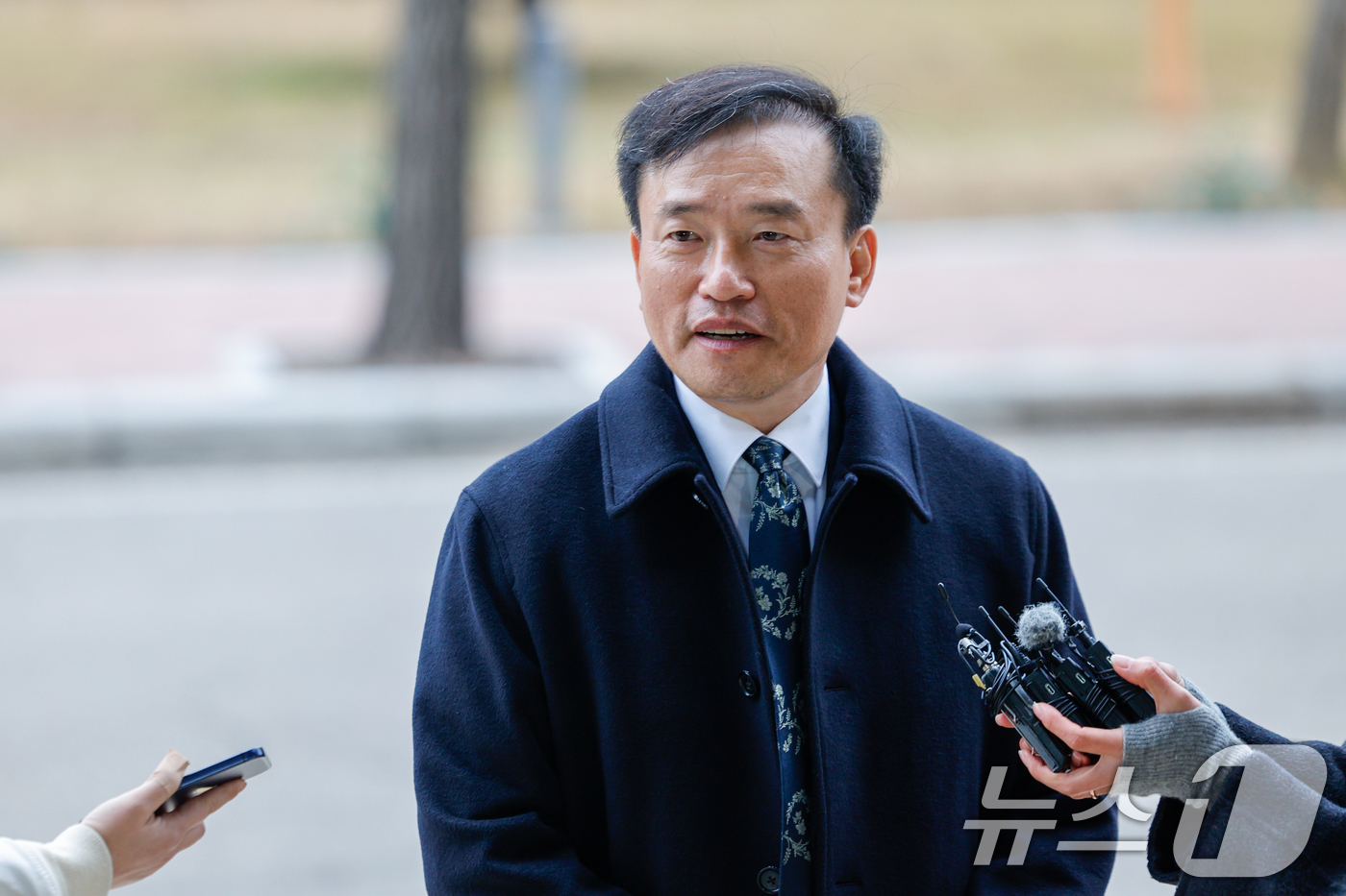 (과천=뉴스1) 안은나 기자 = 김종철 초대 방송미디어통신위원회 위원장이 19일 오전 정부과천청사 방미통위에서 첫 출근을 하며 취재진 질의에 답하고 있다. 2025.12.19/뉴스 …