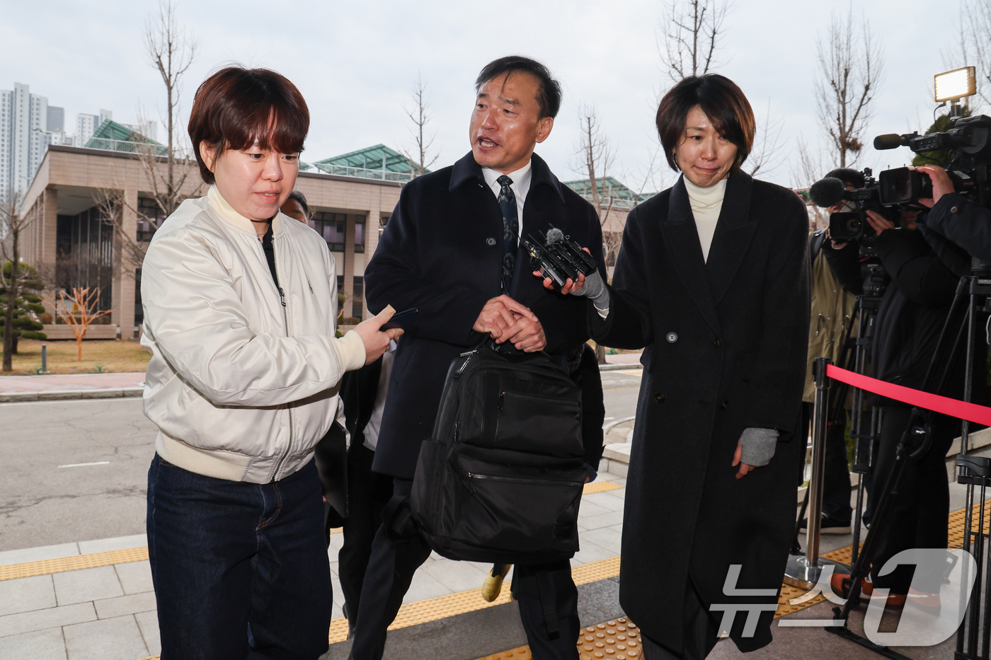 (과천=뉴스1) 안은나 기자 = 김종철 초대 방송미디어통신위원회 위원장이 19일 오전 정부과천청사 방미통위에서 첫 출근을 하며 취재진 질의에 답하고 있다. 2025.12.19/뉴스 …