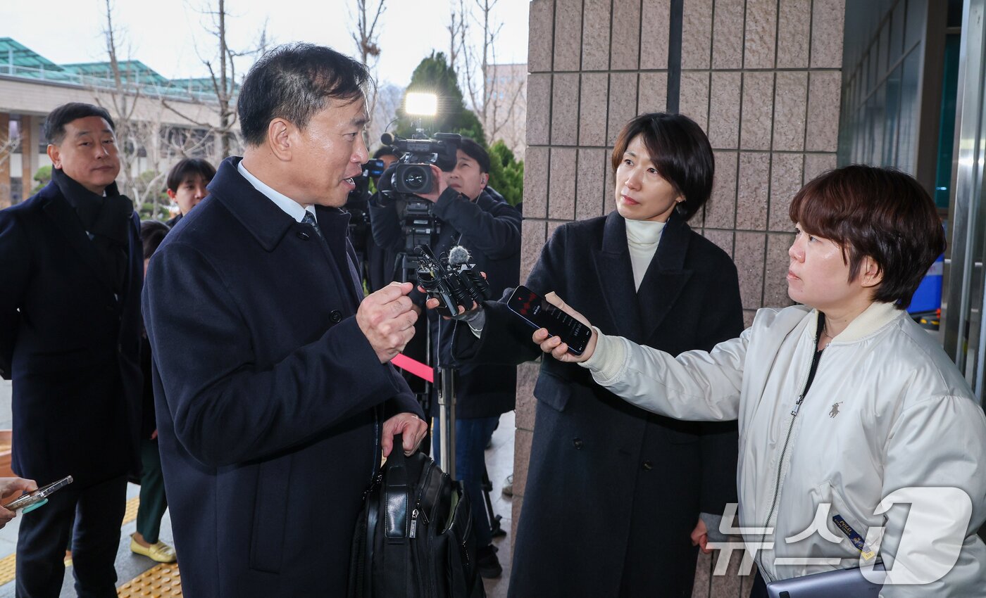 본문 이미지 - 김종철 초대 방송미디어통신위원회 위원장이 19일 오전 정부과천청사 방미통위에서 첫 출근을 하며 취재진 질의에 답하고 있다. 2025.12.19/뉴스1 ⓒ News1 안은나 기자