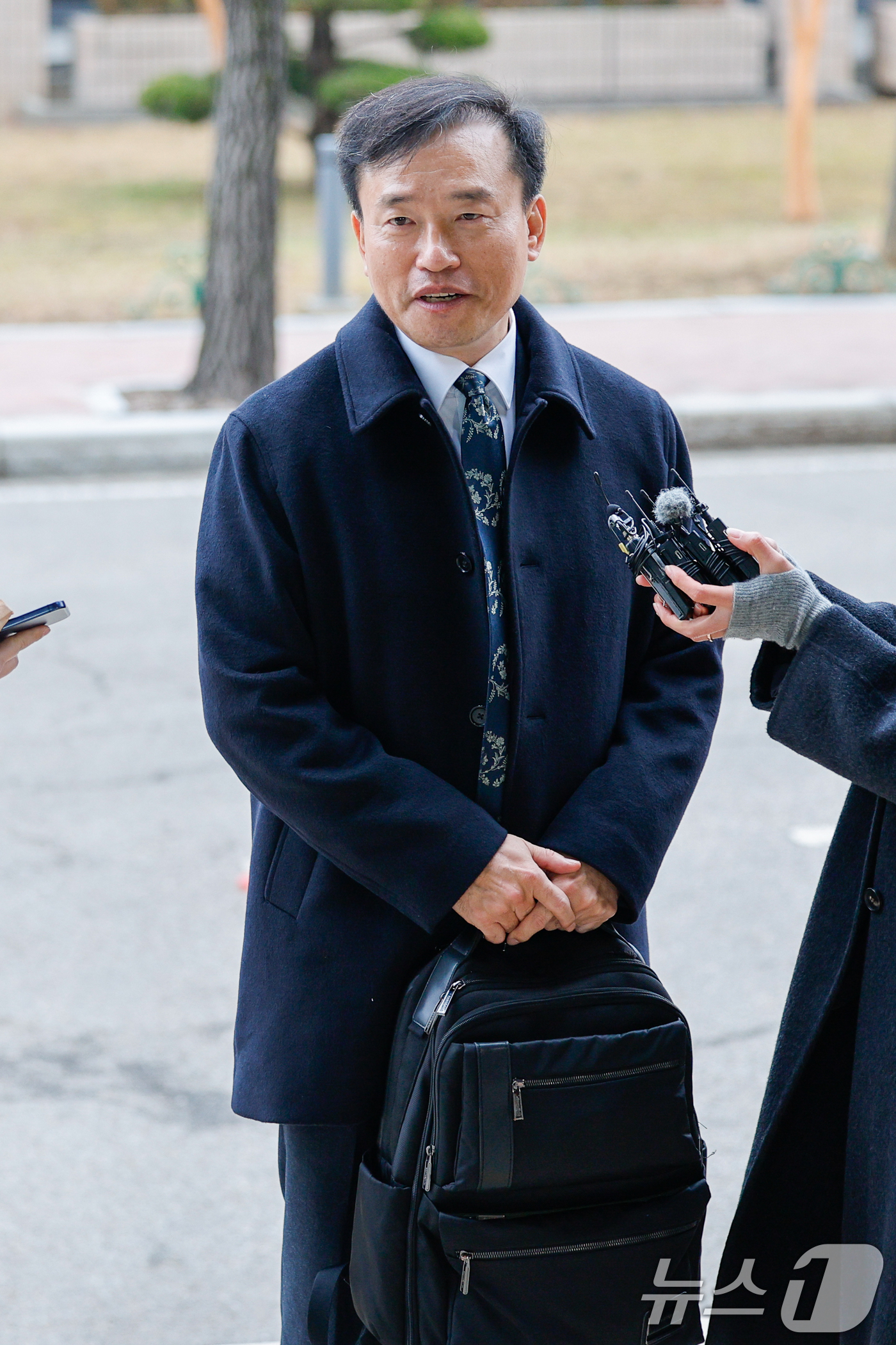 (과천=뉴스1) 안은나 기자 = 김종철 초대 방송미디어통신위원회 위원장이 19일 오전 정부과천청사 방미통위에서 첫 출근을 하며 취재진 질의에 답하고 있다. 2025.12.19/뉴스 …