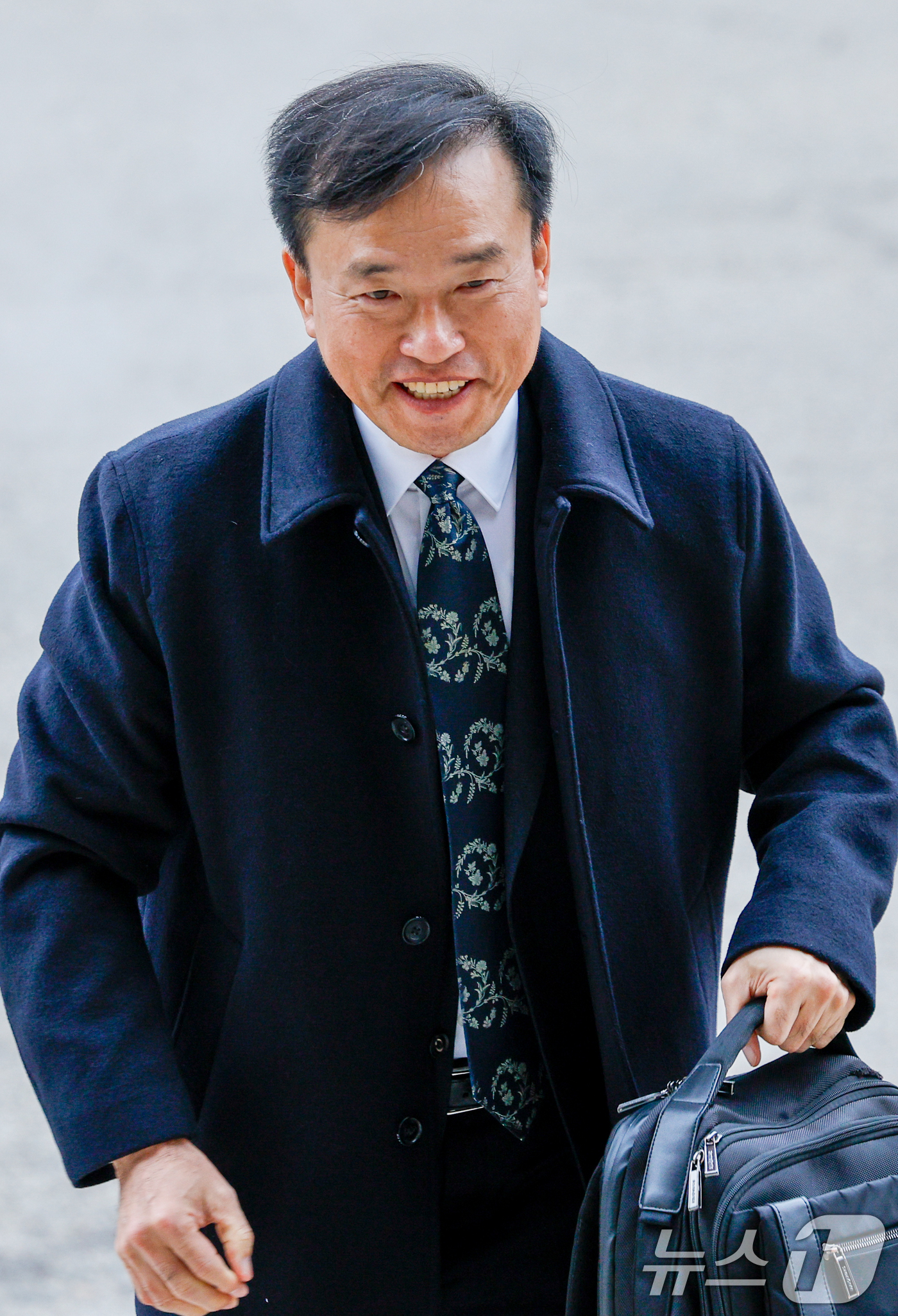 (과천=뉴스1) 안은나 기자 = 김종철 초대 방송미디어통신위원회 위원장이 19일 오전 정부과천청사 방미통위에서 첫 출근을 하고 있다. 2025.12.19/뉴스1