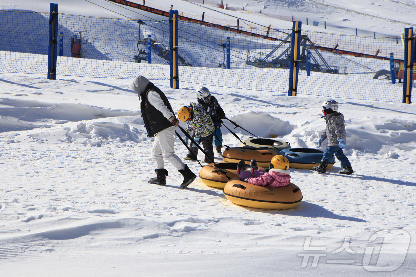 (서울=뉴스1) = 부영그룹이 운영하는 태백 오투리조트가 겨울철 대표 즐길거리인 눈썰매장을 19일 개장했다고 밝혔다. 사진은 가족 단위 방문객들로 붐비는 부영그룹 태백 오투리조트 …