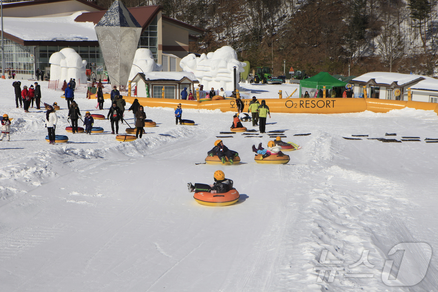 (서울=뉴스1) = 부영그룹이 운영하는 태백 오투리조트가 겨울철 대표 즐길거리인 눈썰매장을 19일 개장했다고 밝혔다. 사진은 부영그룹 오투리조트 방문객들이 눈썰매와 함께 겨울을 만 …