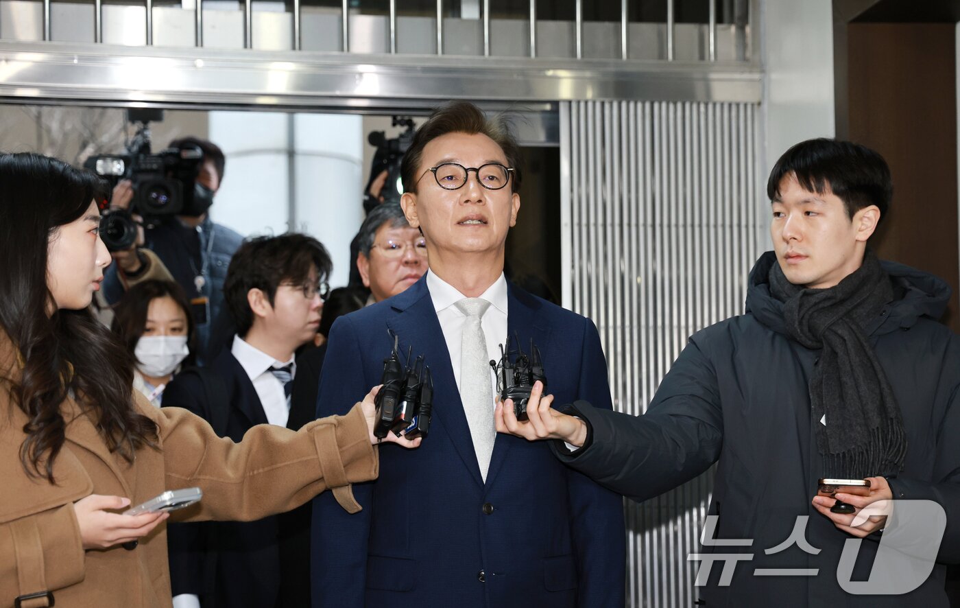 본문 이미지 - 통일교 금품수수 의혹을 받는 전재수 전 해양수산부 장관이 19일 서울 서대문구 경찰청 국가수사본부로 조사받기 전 기자들 앞에서 발언하고 있다. 2025.12.19/뉴스1 ⓒ News1 이호윤 기자