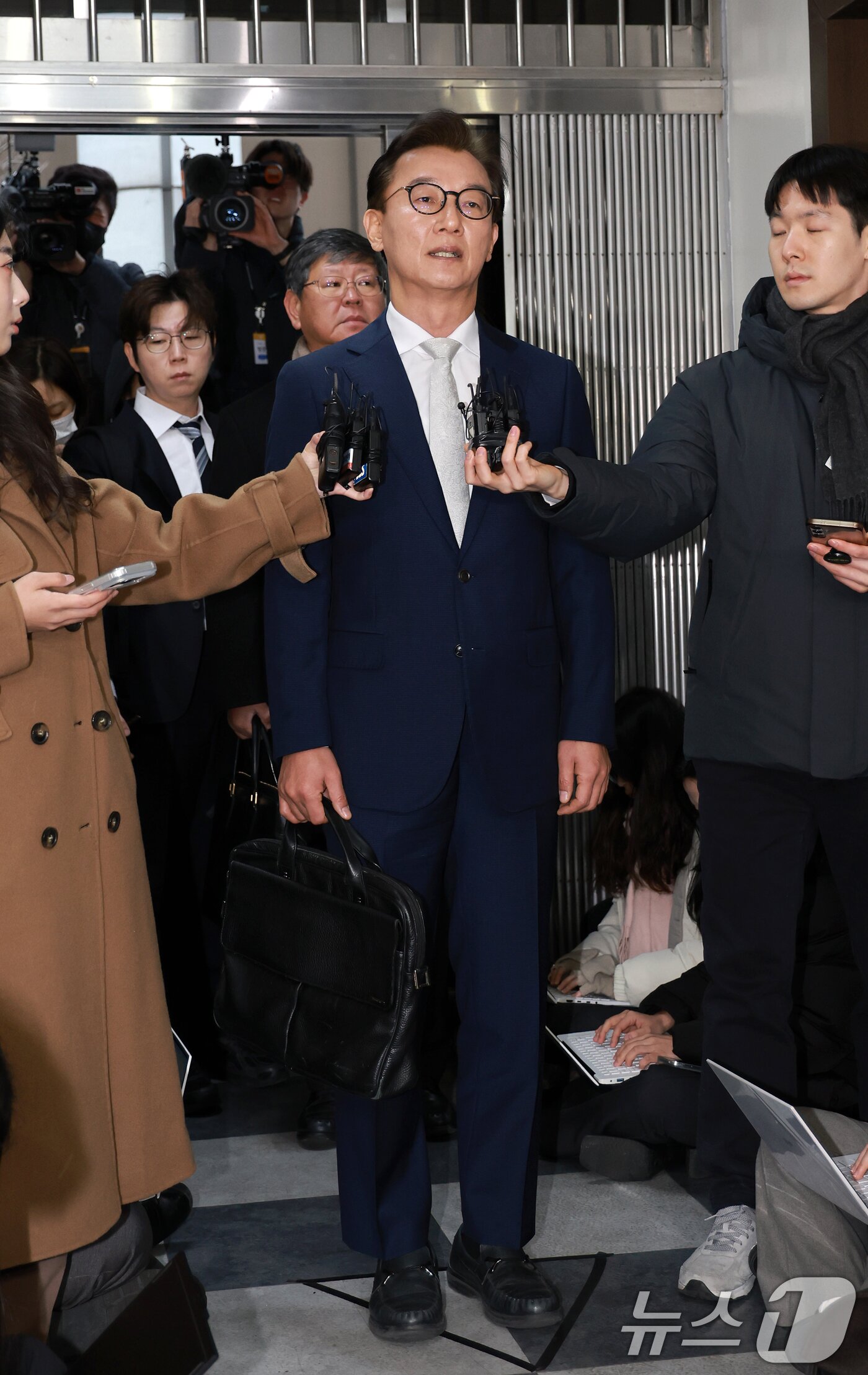 본문 이미지 - 통일교 금품수수 의혹을 받는 전재수 전 해양수산부 장관이 19일 서울 서대문구 경찰청 국가수사본부로 조사받기 전 기자들 앞에서 발언하고 있다. 2025.12.19/뉴스1 ⓒ News1 이호윤 기자