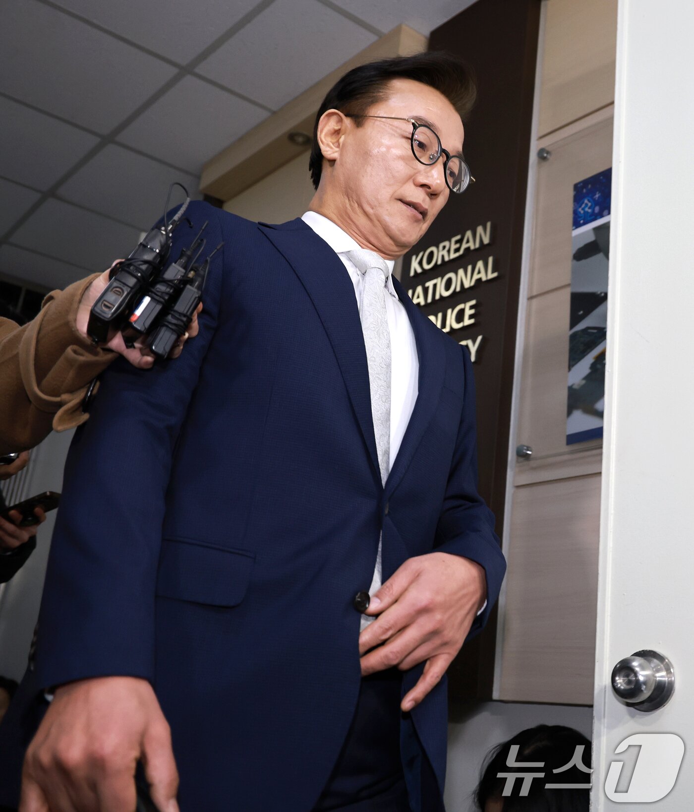 본문 이미지 - 통일교 금품수수 의혹을 받는 전재수 전 해양수산부 장관이 19일 서울 서대문구 경찰청 국가수사본부로 조사받기 위해 출석하고 있다. 2025.12.19/뉴스1 ⓒ News1 이호윤 기자