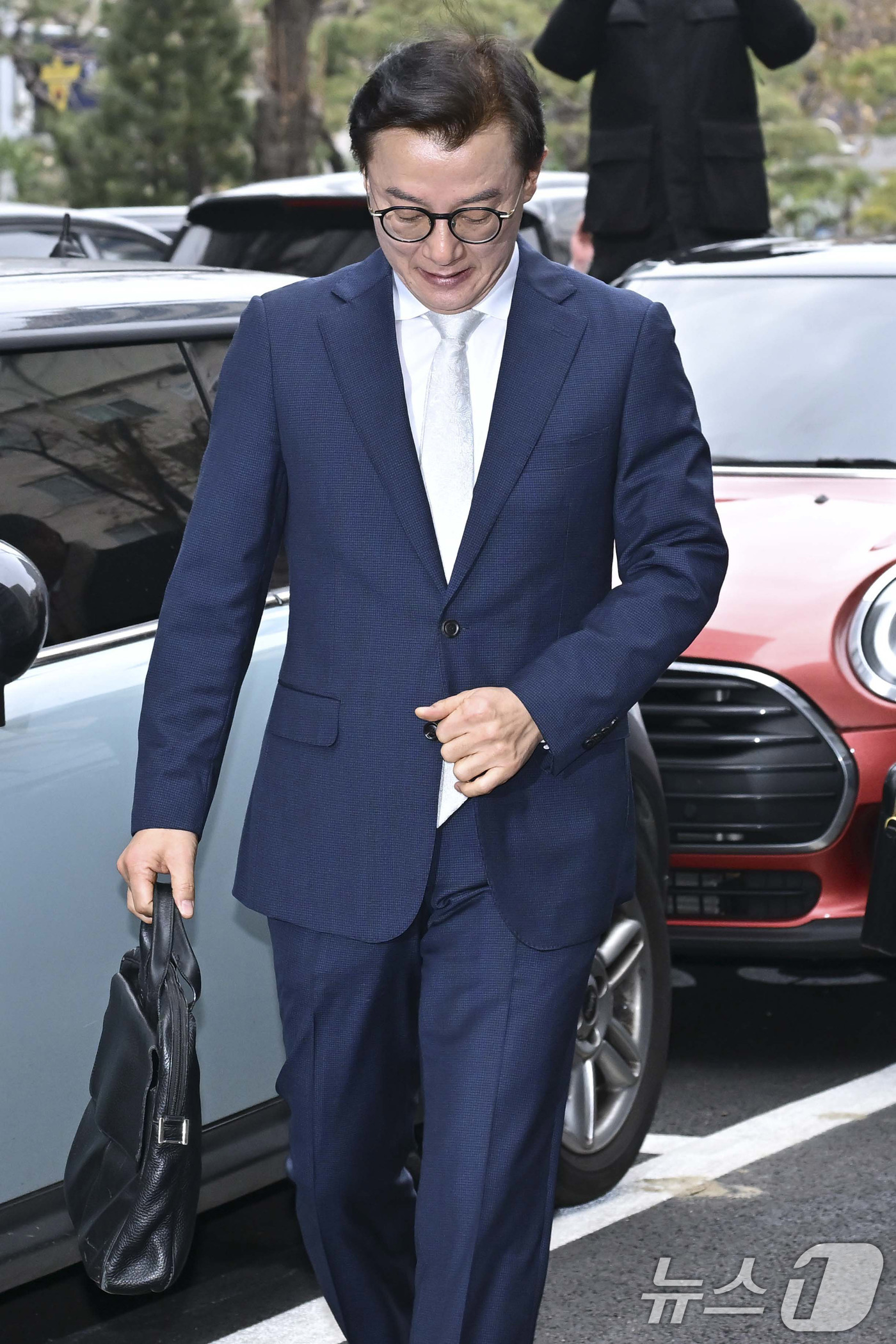 (서울=뉴스1) 이호윤 기자 = 통일교 금품수수 의혹을 받는 전재수 전 해양수산부 장관이 19일 서울 서대문구 경찰청 국가수사본부로 조사받기 위해 출석하고 있다. (공동취재) 20 …