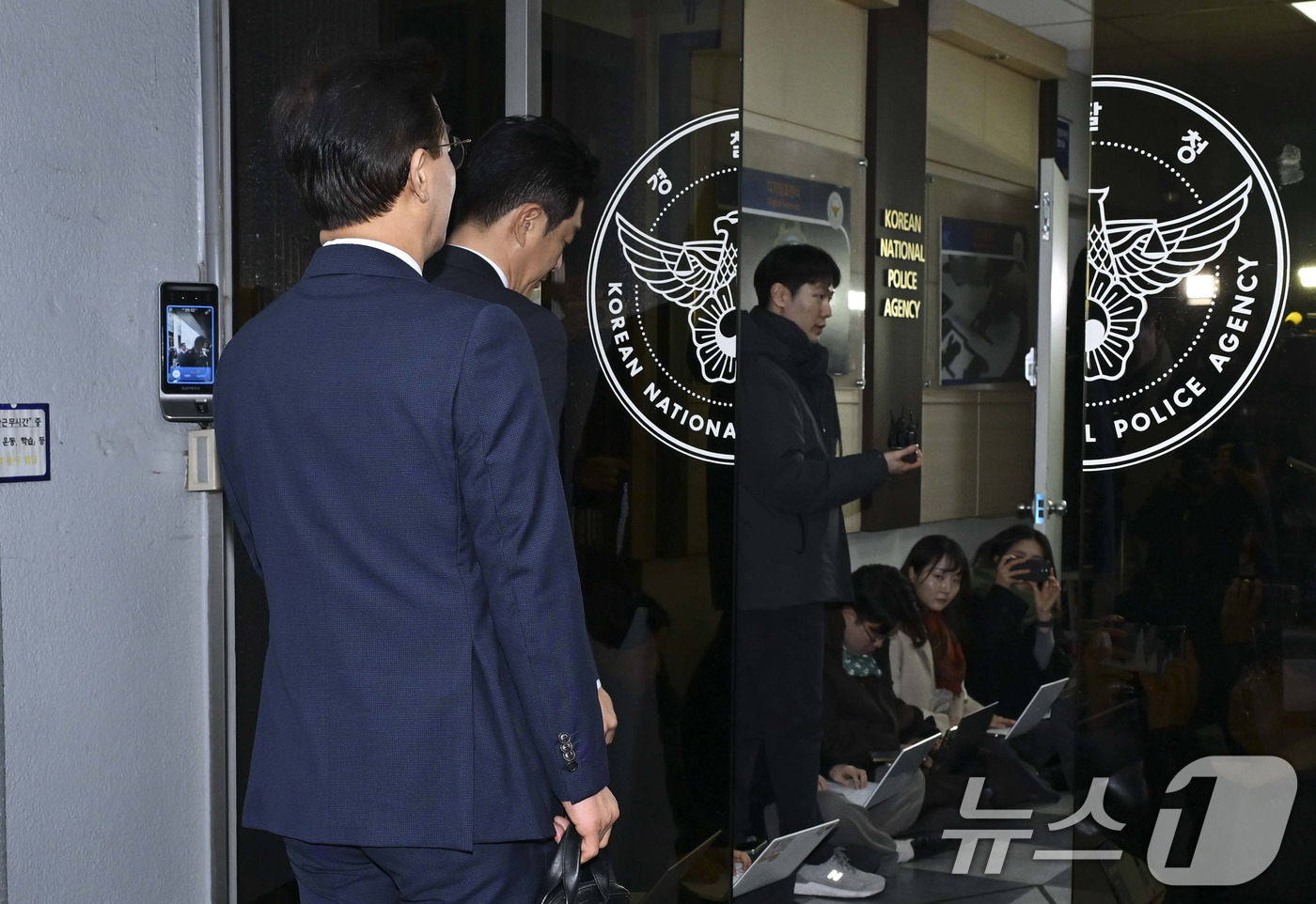 (서울=뉴스1) 이호윤 기자 = 통일교 금품수수 의혹을 받는 전재수 전 해양수산부 장관이 19일 서울 서대문구 경찰청 국가수사본부로 조사받기 위해 출석하고 있다. (공동취재) 20 …