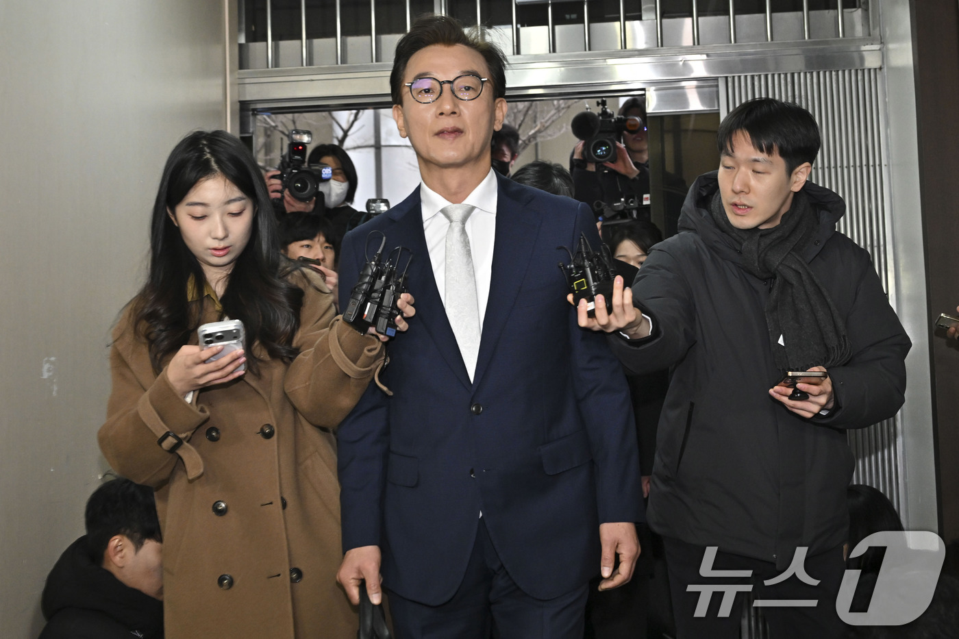 (서울=뉴스1) 이호윤 기자 = 통일교 금품수수 의혹을 받는 전재수 전 해양수산부 장관이 19일 서울 서대문구 경찰청 국가수사본부로 조사받기 위해 출석하고 있다. (공동취재) 20 …