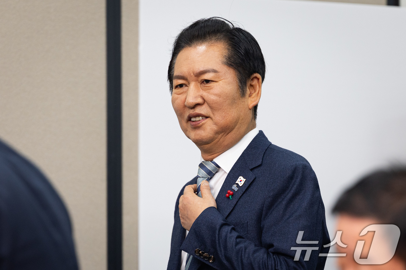 (서울=뉴스1) 유승관 기자 = 정청래 더불어민주당 대표가 19일 서울 여의도 국회에서 열린 더불어민주당 최고위원 보궐선거 공명선거실천서약식에 참석하고 있다. 2025.12.19/ …