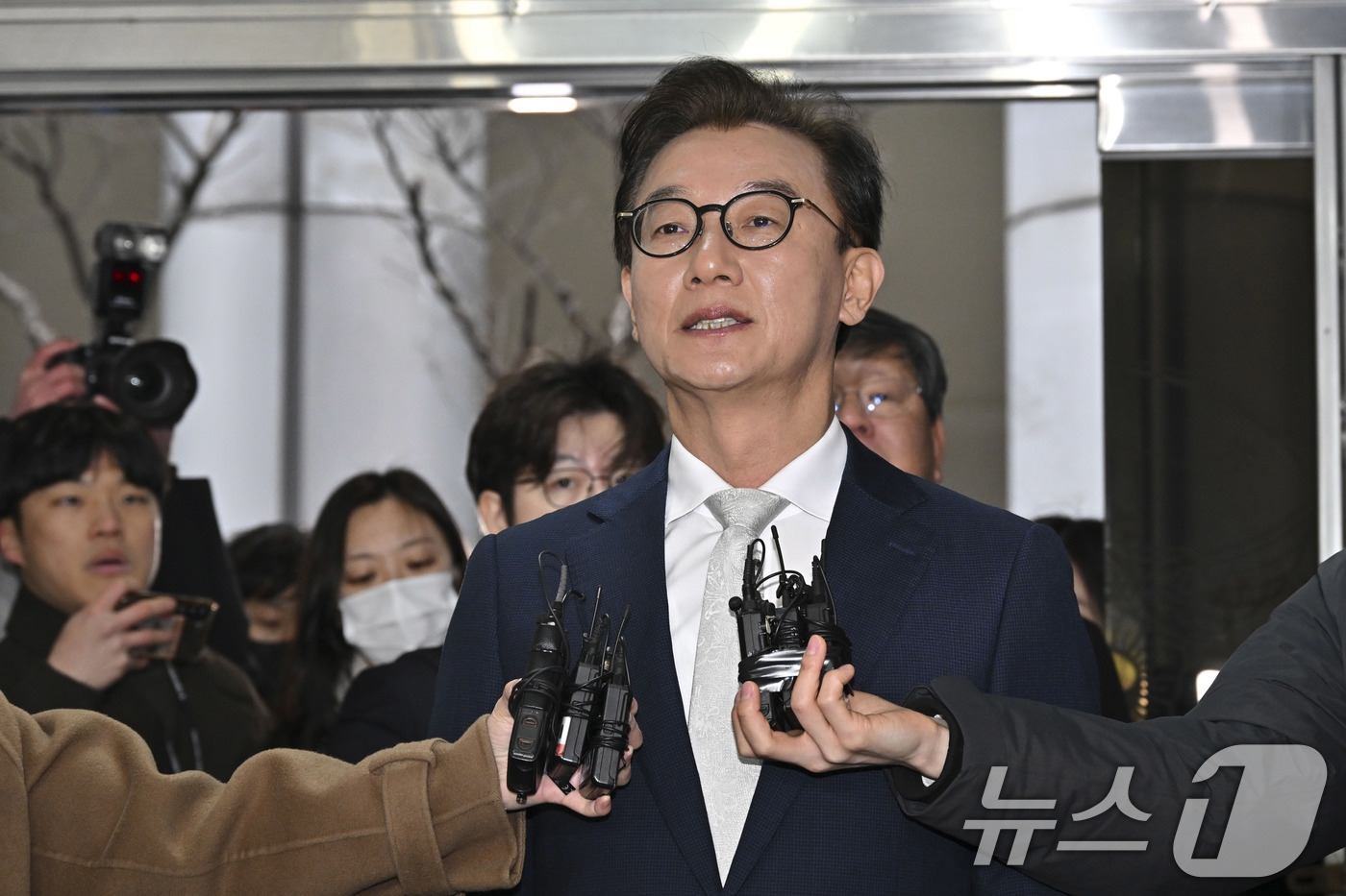 (서울=뉴스1) 이호윤 기자 = 통일교 금품수수 의혹을 받는 전재수 전 해양수산부 장관이 19일 서울 서대문구 경찰청 국가수사본부로 조사받기 전 기자들 앞에서 발언하고 있다. (공 …