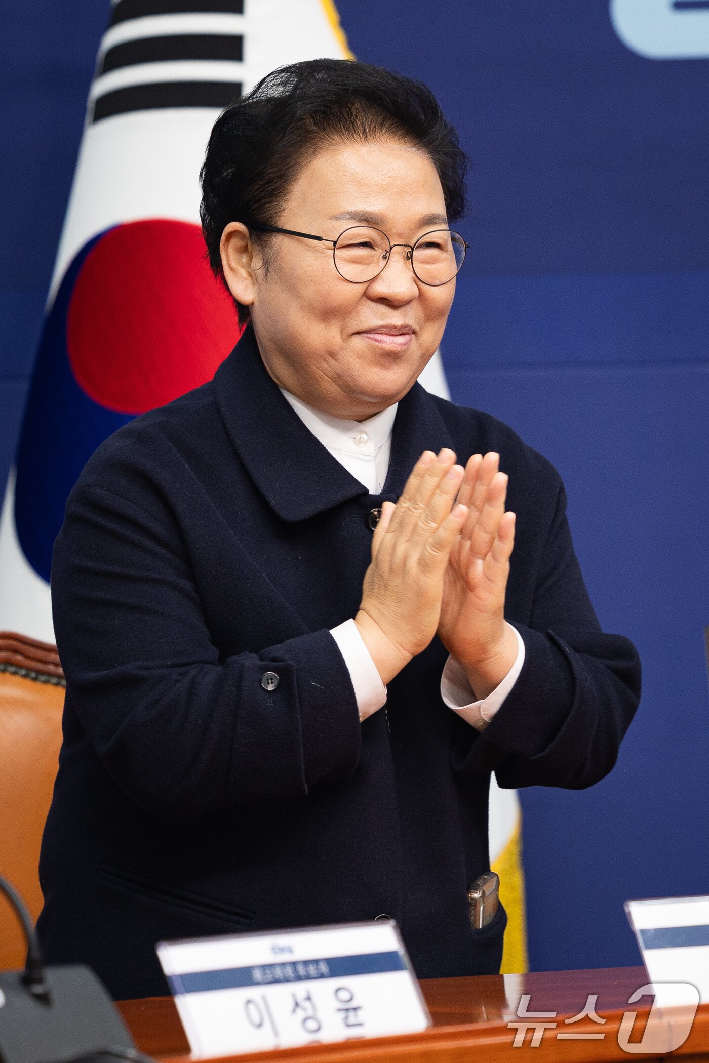 본문 이미지 - 문정복 더불어민주당 최고위원 후보가 19일 서울 여의도 국회에서 열린 더불어민주당 최고위원 보궐선거 공명선거실천서약식에서 인사하고 있다. 2025.12.19/뉴스1 ⓒ News1 유승관 기자