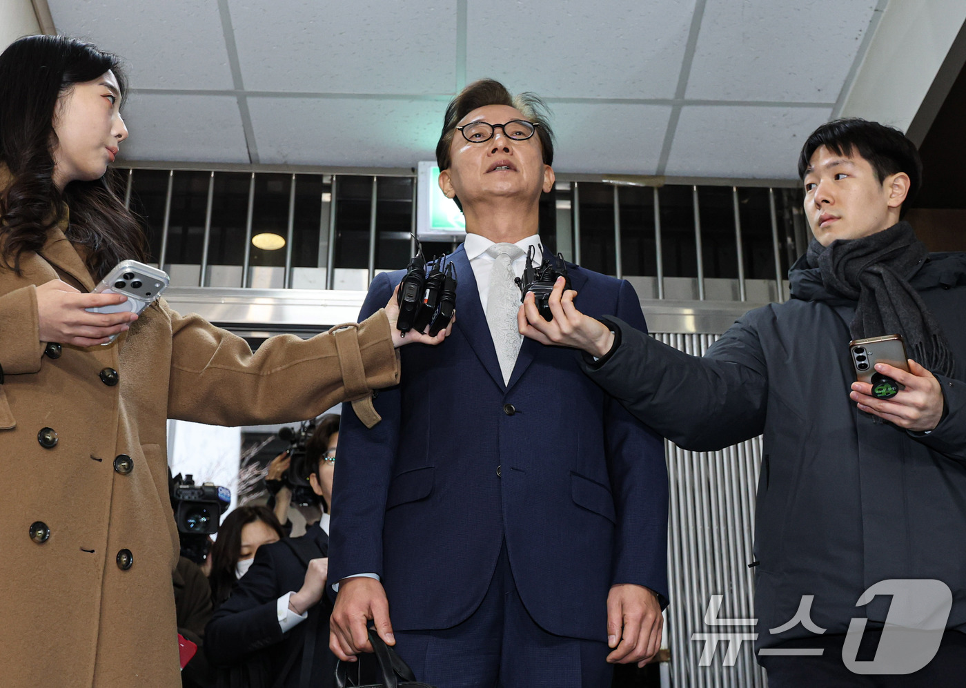 (서울=뉴스1) 이호윤 기자 = 통일교 금품수수 의혹을 받는 전재수 전 해양수산부 장관이 19일 서울 서대문구 경찰청 국가수사본부로 조사받기 전 기자들 앞에서 발언하고 있다. (공 …