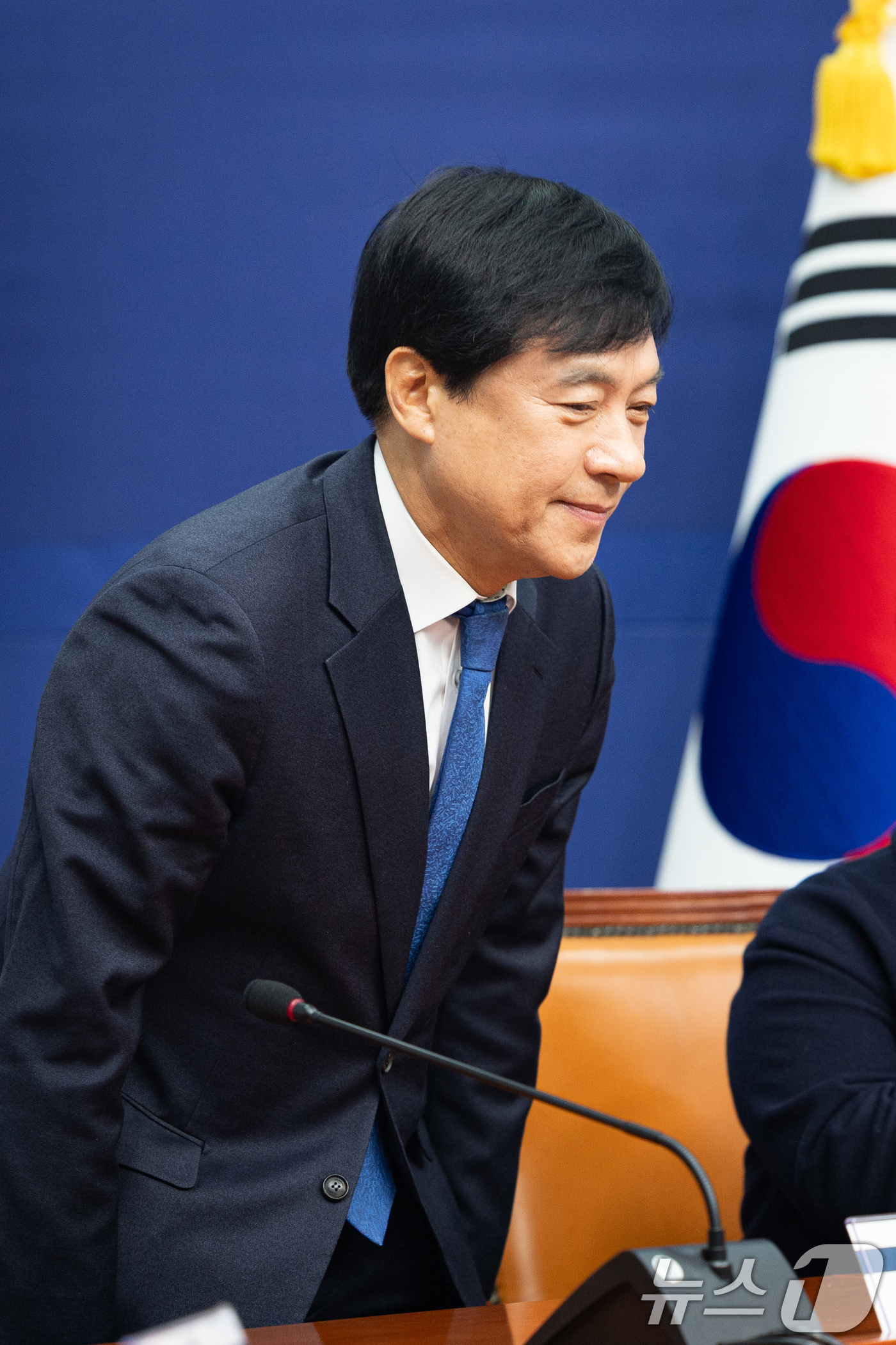 (서울=뉴스1) 유승관 기자 = 이성윤 더불어민주당 최고위원 후보가 19일 서울 여의도 국회에서 열린 더불어민주당 최고위원 보궐선거 공명선거실천서약식에서 인사하고 있다. 2025. …