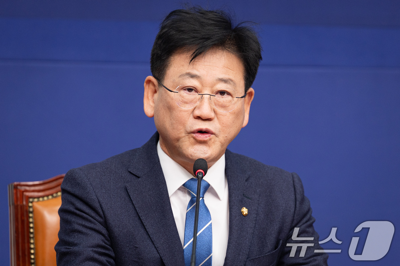 (서울=뉴스1) 유승관 기자 = 김정호 더불어민주당 중앙당선거관리위원장이 19일 서울 여의도 국회에서 열린 더불어민주당 최고위원 보궐선거 공명선거실천서약식에서 인사말을 하고 있다. …