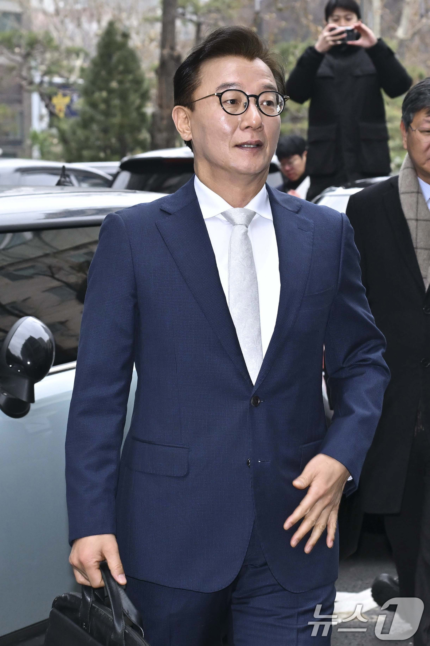 (서울=뉴스1) 이호윤 기자 = 통일교 금품수수 의혹을 받는 전재수 전 해양수산부 장관이 19일 서울 서대문구 경찰청 국가수사본부로 조사받기 위해 출석하고 있다. (공동취재) 20 …