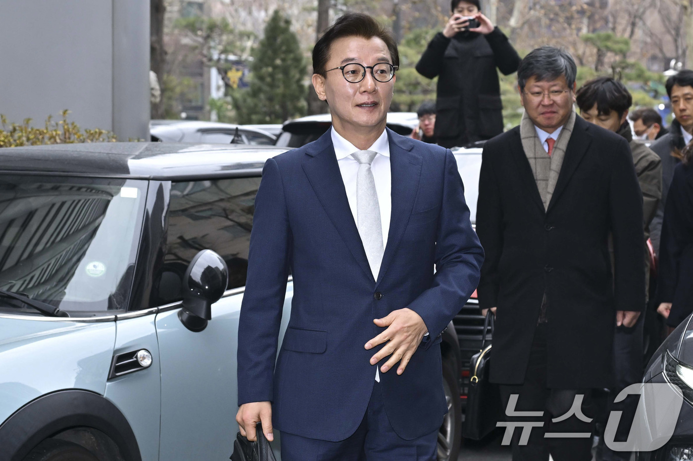 (서울=뉴스1) 이호윤 기자 = 통일교 금품수수 의혹을 받는 전재수 전 해양수산부 장관이 19일 서울 서대문구 경찰청 국가수사본부로 조사받기 위해 출석하고 있다. (공동취재) 20 …