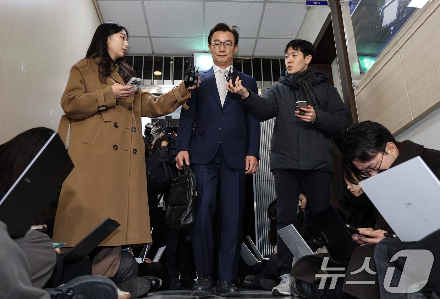 (서울=뉴스1) 이호윤 기자 = 통일교 금품수수 의혹을 받는 전재수 전 해양수산부 장관이 19일 서울 서대문구 경찰청 국가수사본부로 조사받기 위해 출석하고 있다. (공동취재) 20 …