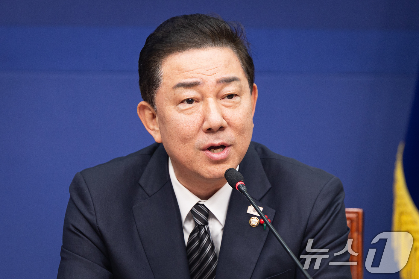 (서울=뉴스1) 유승관 기자 = 김병기 더불어민주당 원내대표가 19일 서울 여의도 국회에서 열린 더불어민주당 최고위원 보궐선거 공명선거실천서약식에서 인사말을 하고 있다. 2025. …