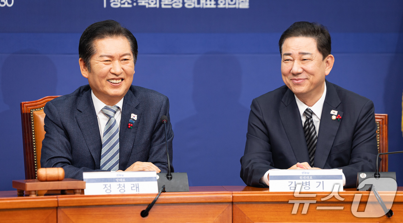 (서울=뉴스1) 유승관 기자 = 정청래 더불어민주당 대표와 김병기 원내대표가 19일 서울 여의도 국회에서 열린 더불어민주당 최고위원 보궐선거 공명선거실천서약식에서 미소 짓고 있다. …