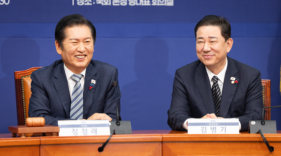 미소 짓는 민주당 지도부