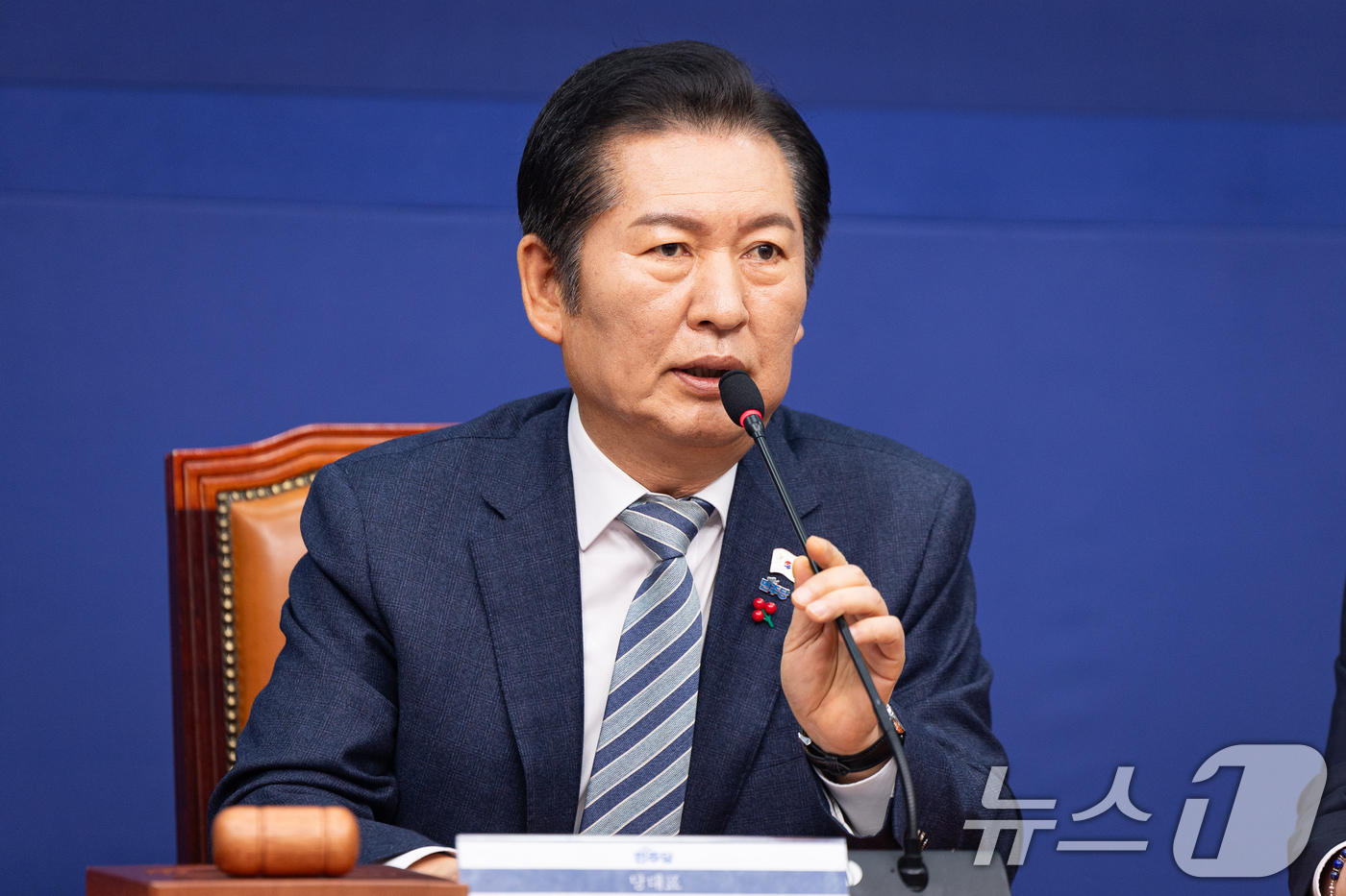 (서울=뉴스1) 유승관 기자 = 정청래 더불어민주당 대표가 19일 서울 여의도 국회에서 열린 더불어민주당 최고위원 보궐선거 공명선거실천서약식에서 인사말을 하고 있다. 2025.12 …