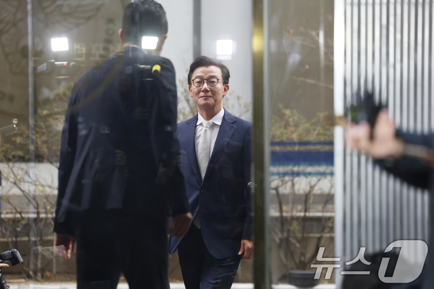 (서울=뉴스1) 이호윤 기자 = 통일교 금품수수 의혹을 받는 전재수 전 해양수산부 장관이 19일 서울 서대문구 경찰청 국가수사본부로 조사받기 위해 출석하고 있다. (공동취재) 20 …