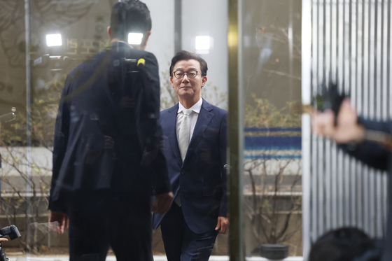 금품수수 의혹 받는 전재수 의원 경찰 출석