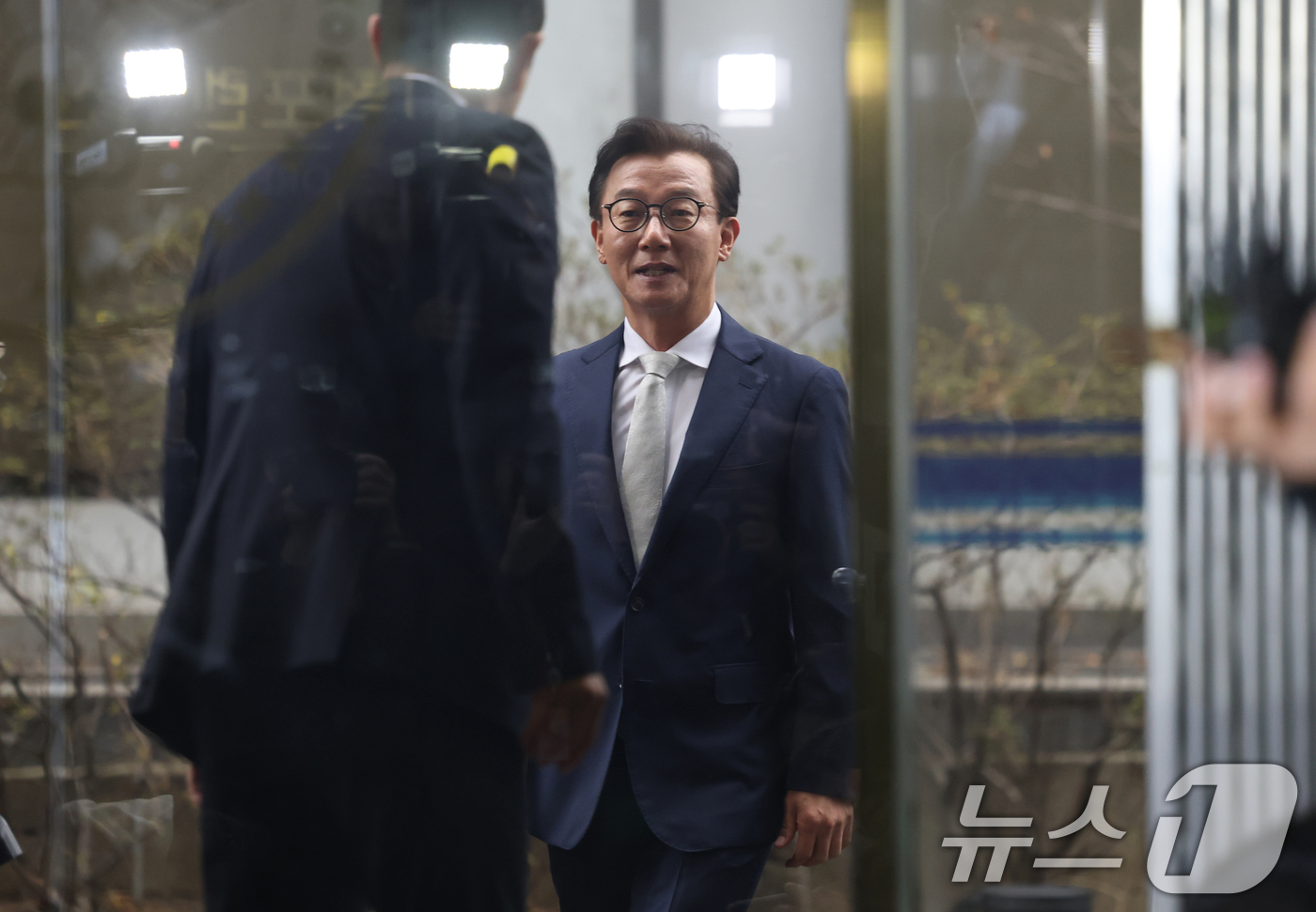 (서울=뉴스1) 이호윤 기자 = 통일교 금품수수 의혹을 받는 전재수 전 해양수산부 장관이 19일 서울 서대문구 경찰청 국가수사본부로 조사받기 위해 출석하고 있다. (공동취재) 20 …