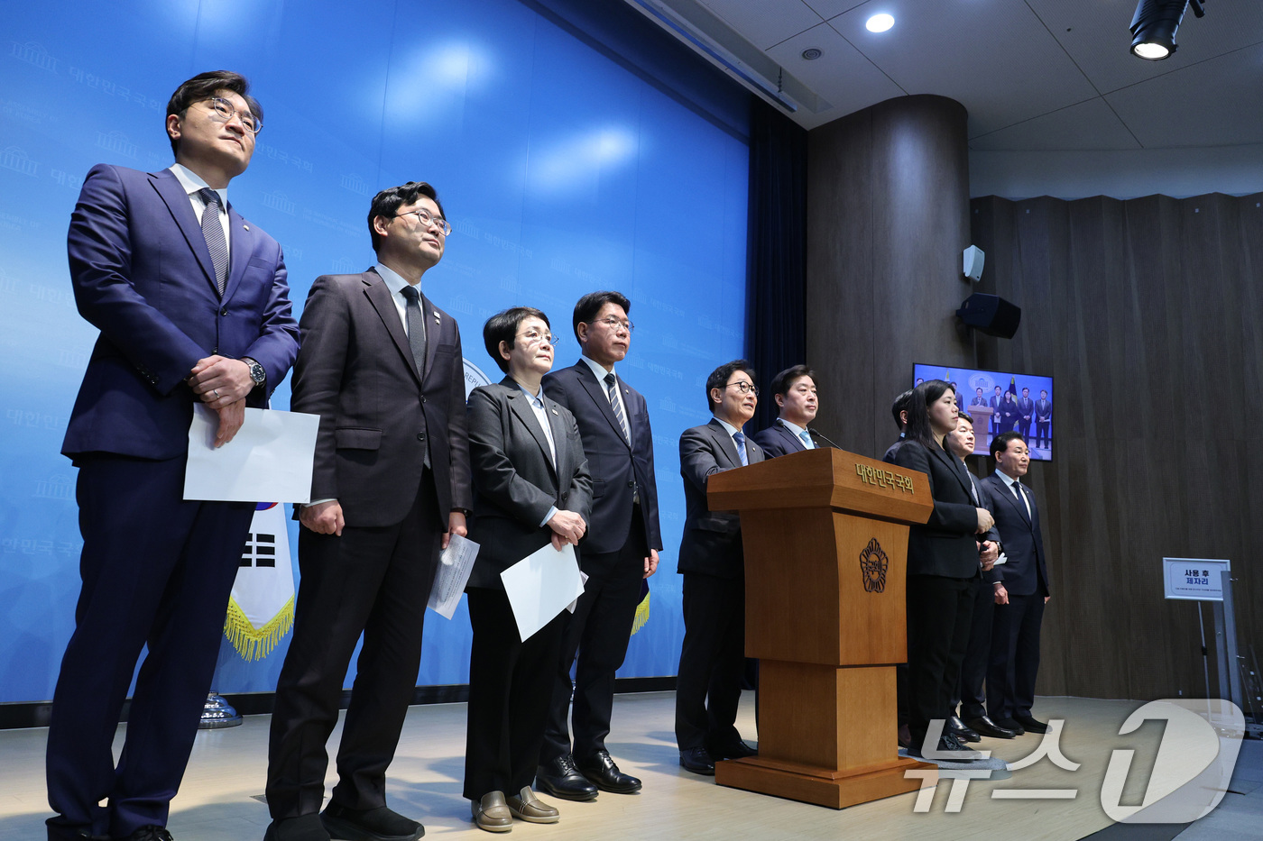 (서울=뉴스1) 신웅수 기자 = 대전·충남에 지역구를 둔 더불어민주당 의원들이 19일 서울 여의도 국회 소통관에서 대전·충남 통합 관련 기자회견을 하고 있다. 2025.12.19/ …