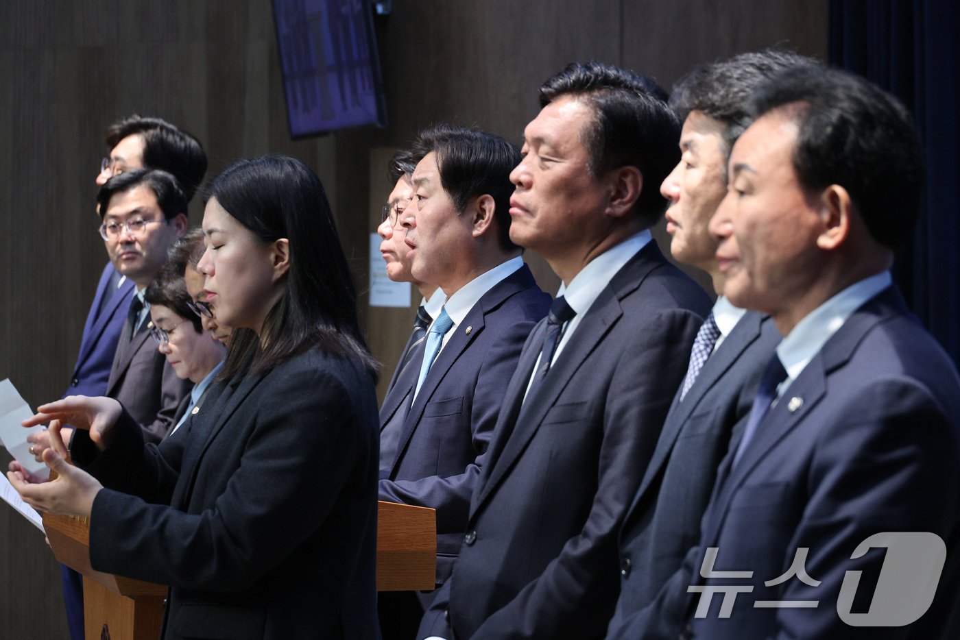 (서울=뉴스1) 신웅수 기자 = 대전·충남에 지역구를 둔 더불어민주당 의원들이 19일 서울 여의도 국회 소통관에서 대전·충남 통합 관련 기자회견을 하고 있다. 2025.12.19/ …